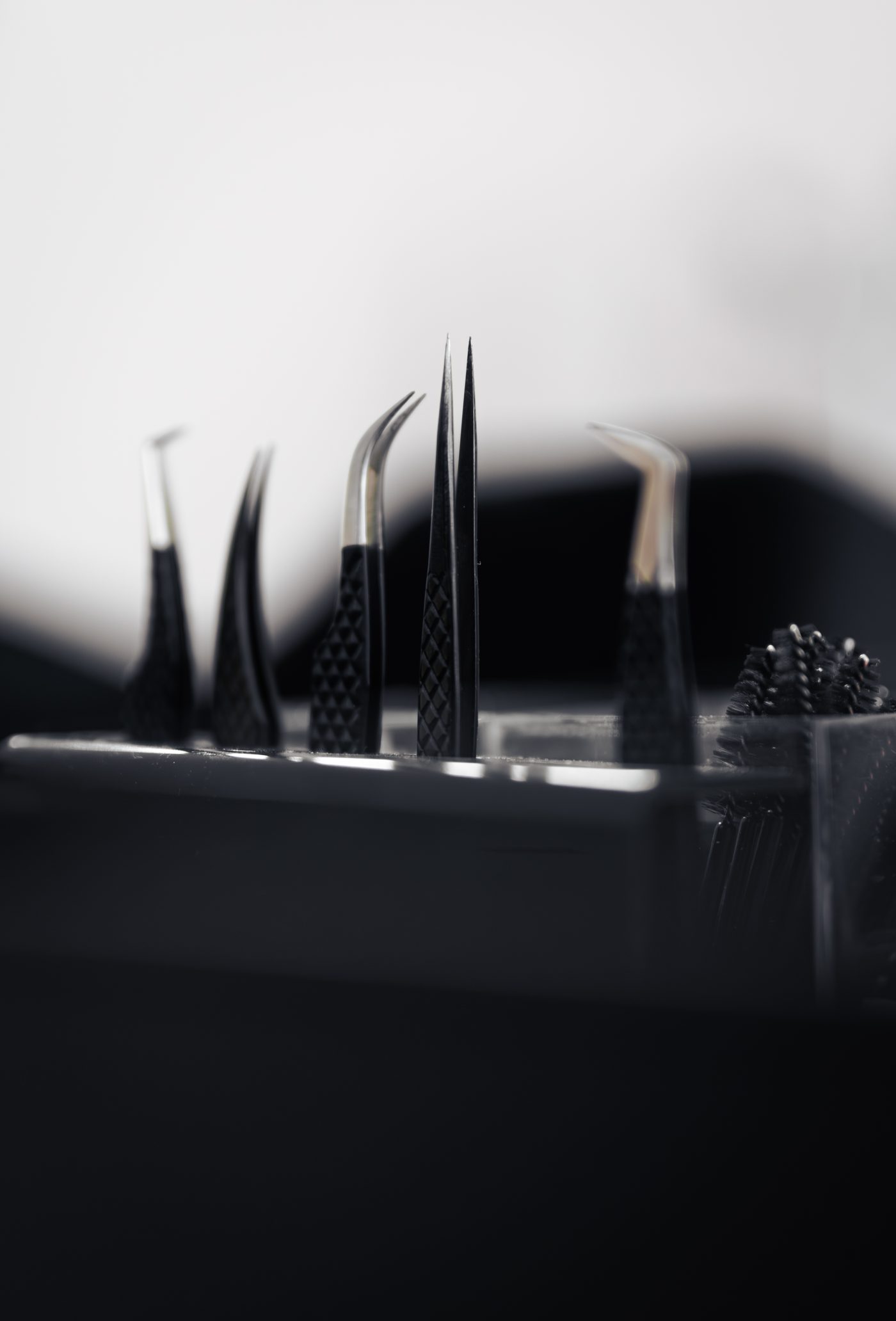 Wimpern-Trays und Werkzeuge im Studio